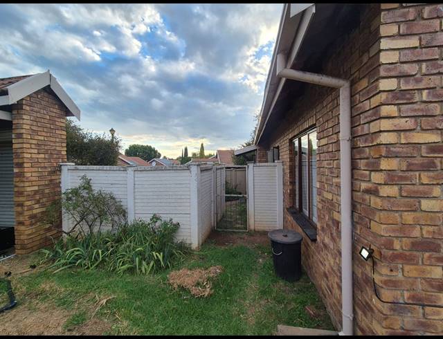 2 BEDROOM TOWNHOUSE FOR SALE IN VANDERBIJLPARK SE 3